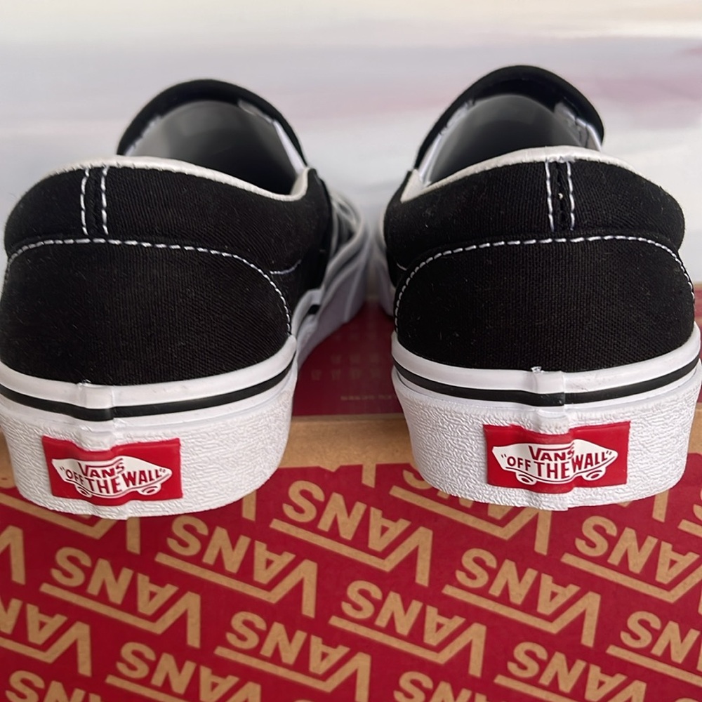 Vans Men’s Classic Slip-On
Flame Skull Black/True White 
VN0009Q7BMX
Sneakers - Picture 14 of 16